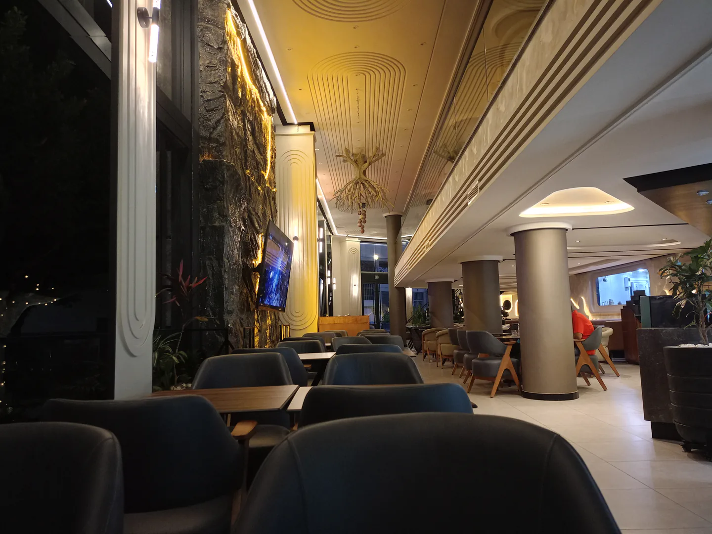 Vue panoramique de la salle principale de LOLITA